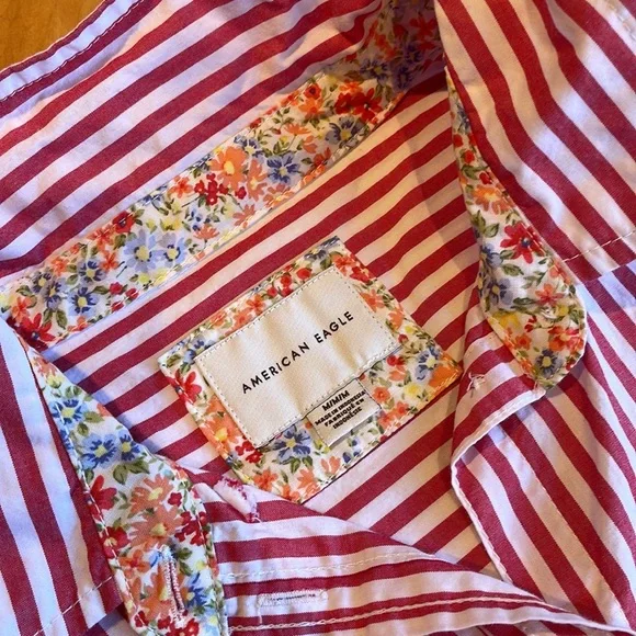 American Eagle crop shirt. Red and white strip with floral detail. Size M - Picture 2 of 4